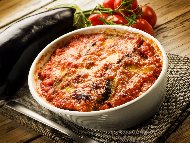 Рецепта Пържен патладжан (син домат) с доматен сос от консерва запечен на фурна